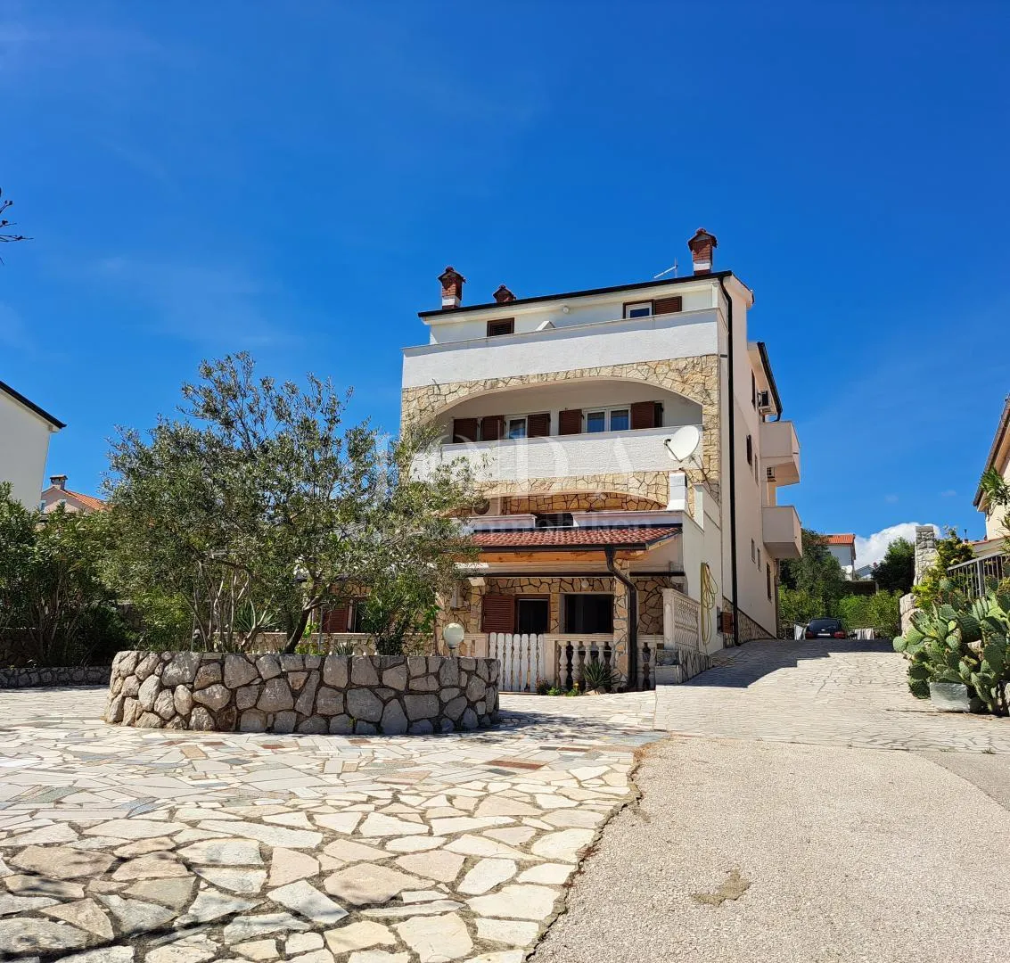 Otok Krk - apartmanska kuća s prekrasnim pogledom na more - cover