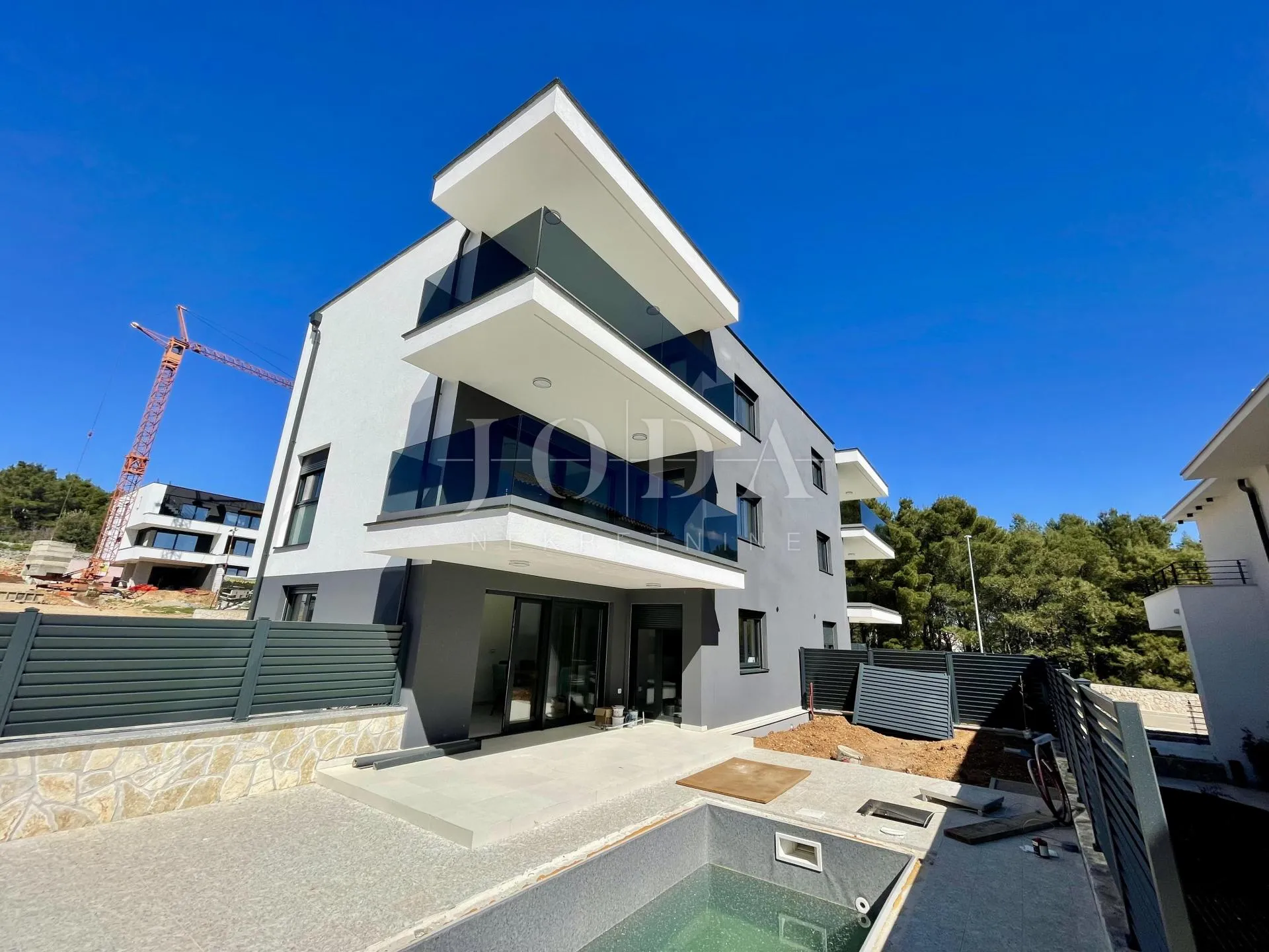 Krk - dvoetažni apartman s bazenom i pogledom na more                          - cover