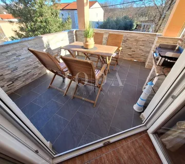 Malinska - dva stana s okućnicom i parkingom - cover