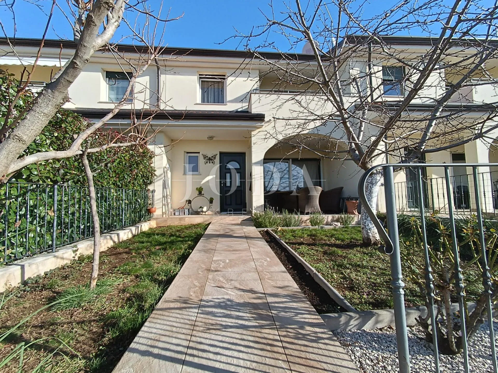 Kuća u nizu s pogledom na more - cover