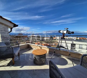 Apartman s otvorenim pogledom na more i okućnicom! - cover