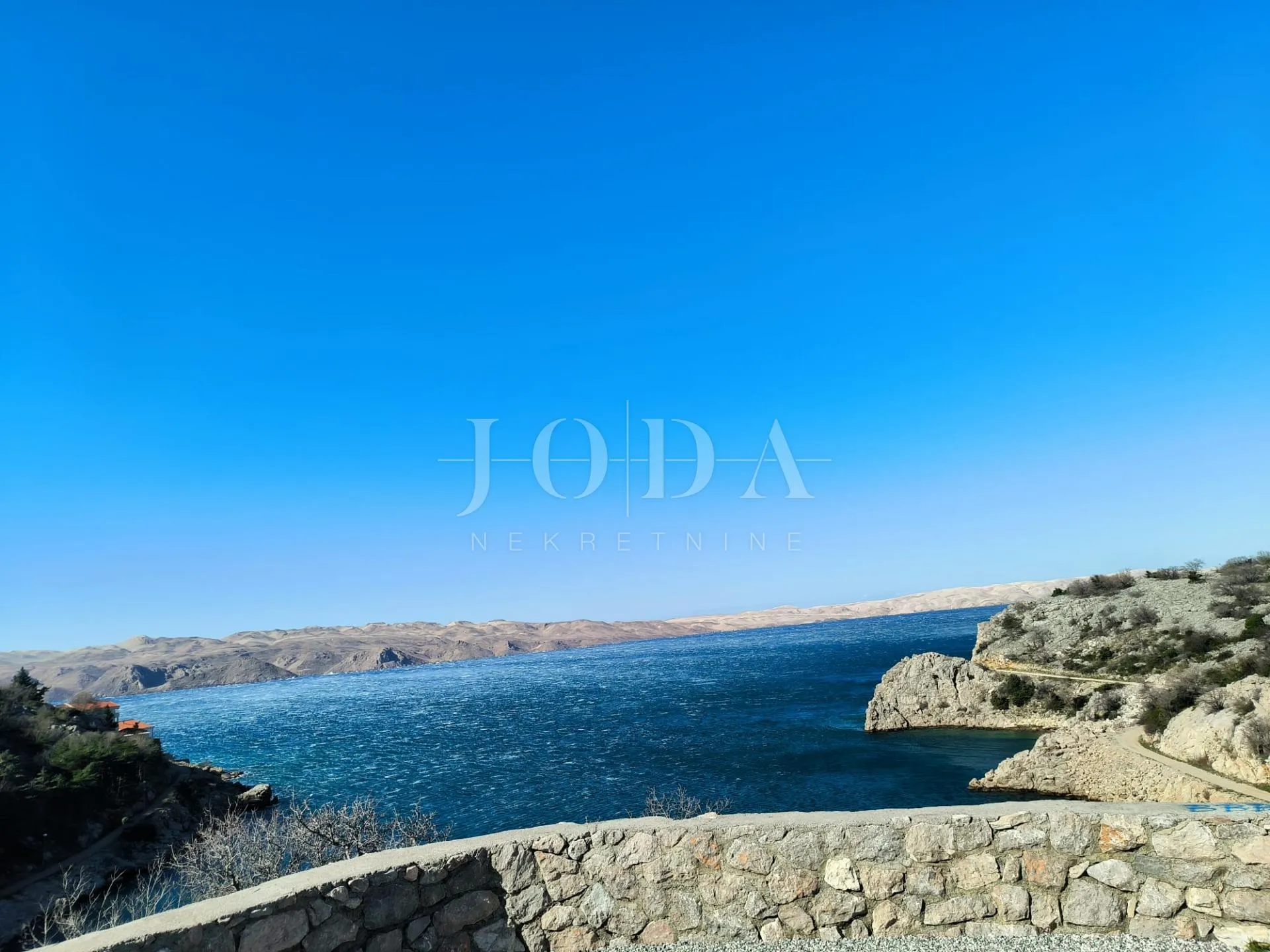 Karlobag stan sa bazenom i parkingom - cover