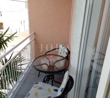 Prostrani stan s pogledom na more i garažom u Crikvenici - cover