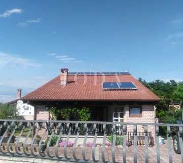 Obiteljska kuća u mirnom naselju - cover