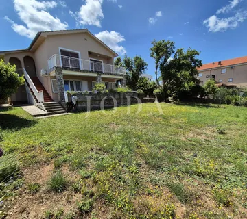 Malinska – samostojeća kuća s tri apartmana - cover