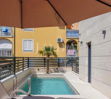 Luksuzni penthouse s bazenom i pogledom na more - cover