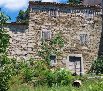 Buzet, starina za adaptaciju sa građevinskim terenom - cover