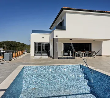 IZUZETNA PRILIKA!! Moderna villa s pogledom na more - cover