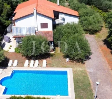 Lijepa kuća sa 3 stana,bazenom i gr.terenom,POREČ okolica - cover