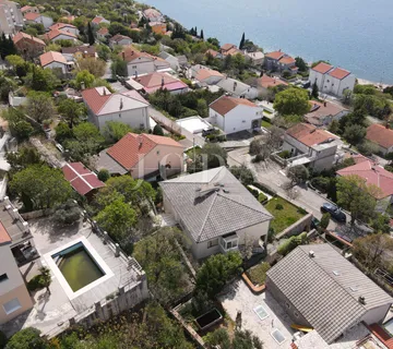 Kuća sa dva stana i garažom 200m od mora - cover