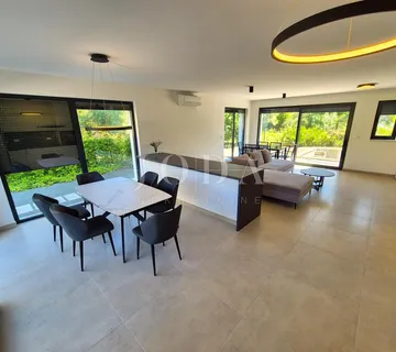 Dvoetažni apartman s bazenom na mirnoj lokaciji - cover