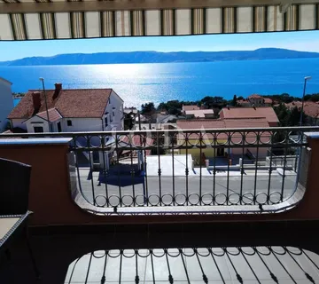 Novi Vinodolski. kuća sa četiri stana i poslovnim prostorom - cover
