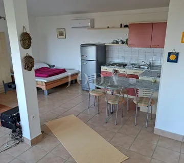 Dvojna kuća s 3 apartmana, 80 metara od mora - cover