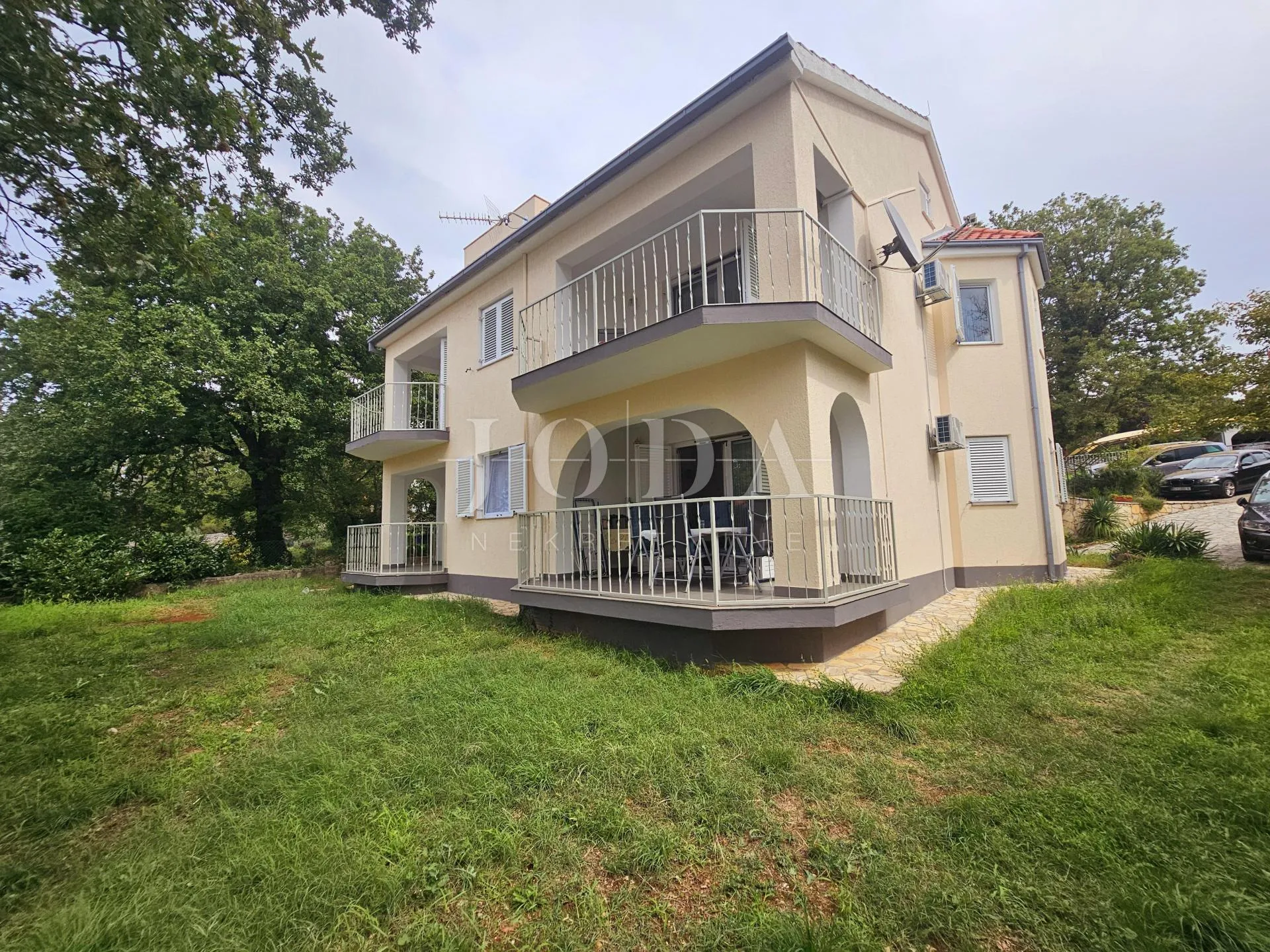 Samostojeća kuća s tri stana, pogled more - Malinska - cover