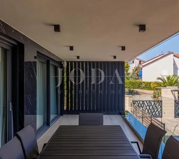 Luksuzni penthouse s bazenom i pogledom na more - cover