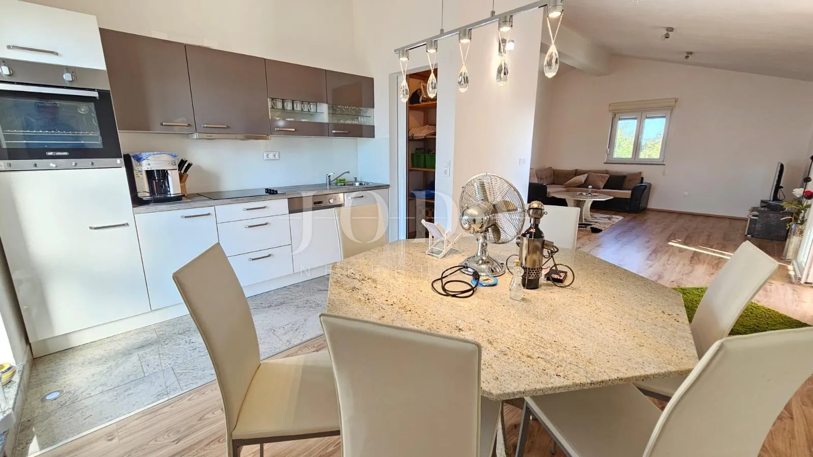 Jadranovo trosobni stan s pogledom na more - cover