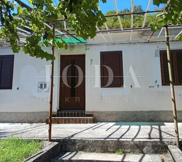 Kamena kuća okružena zelenilom,Labin okolica - cover