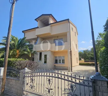 JADRANOVO stan s garažom, ljetnom kuhinjom i konobom - cover