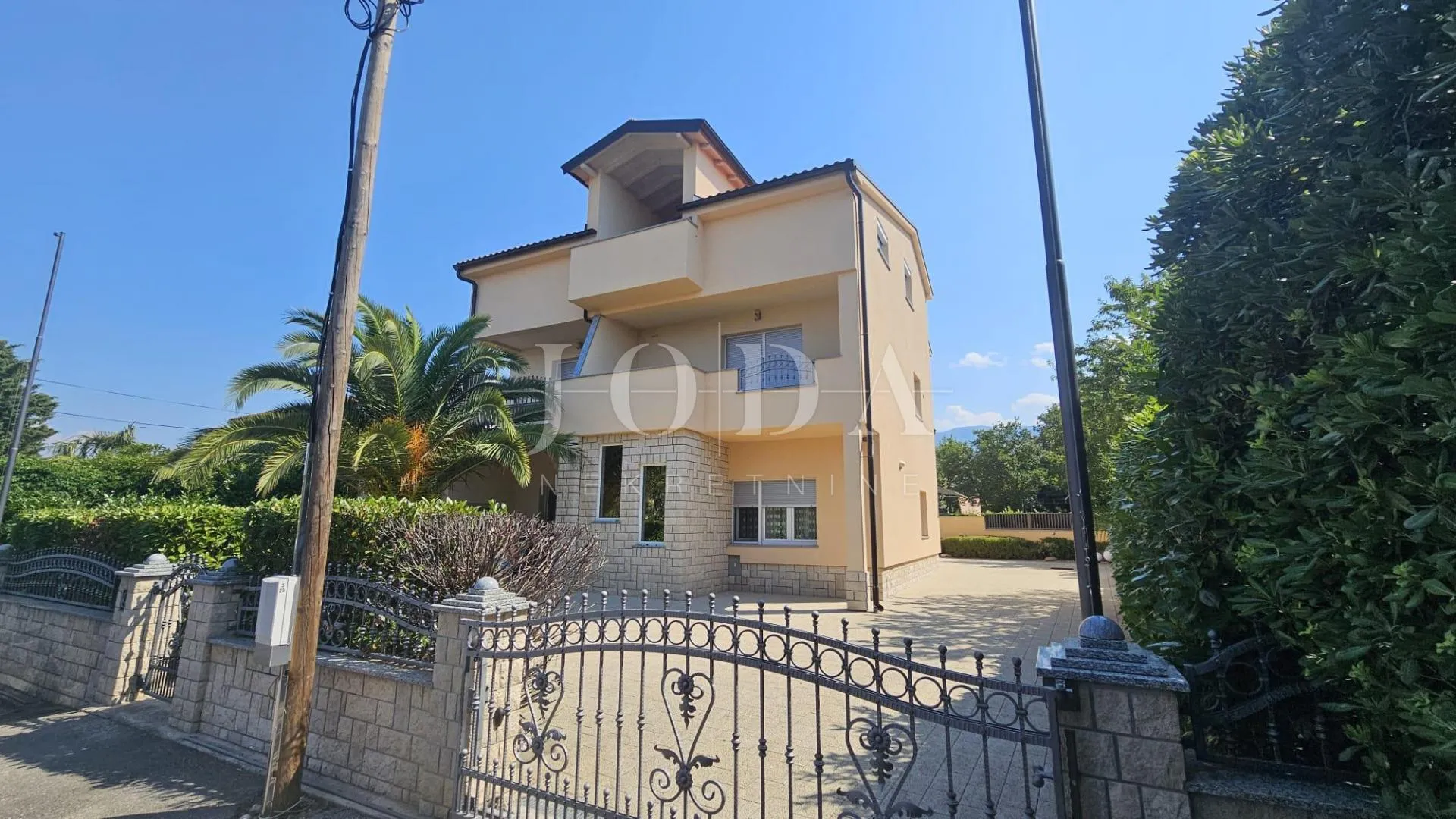 JADRANOVO stan s garažom, ljetnom kuhinjom i konobom - cover