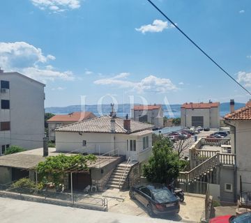 Novi Vinodolski, kuća u centru sa prostranom okućnicom - cover