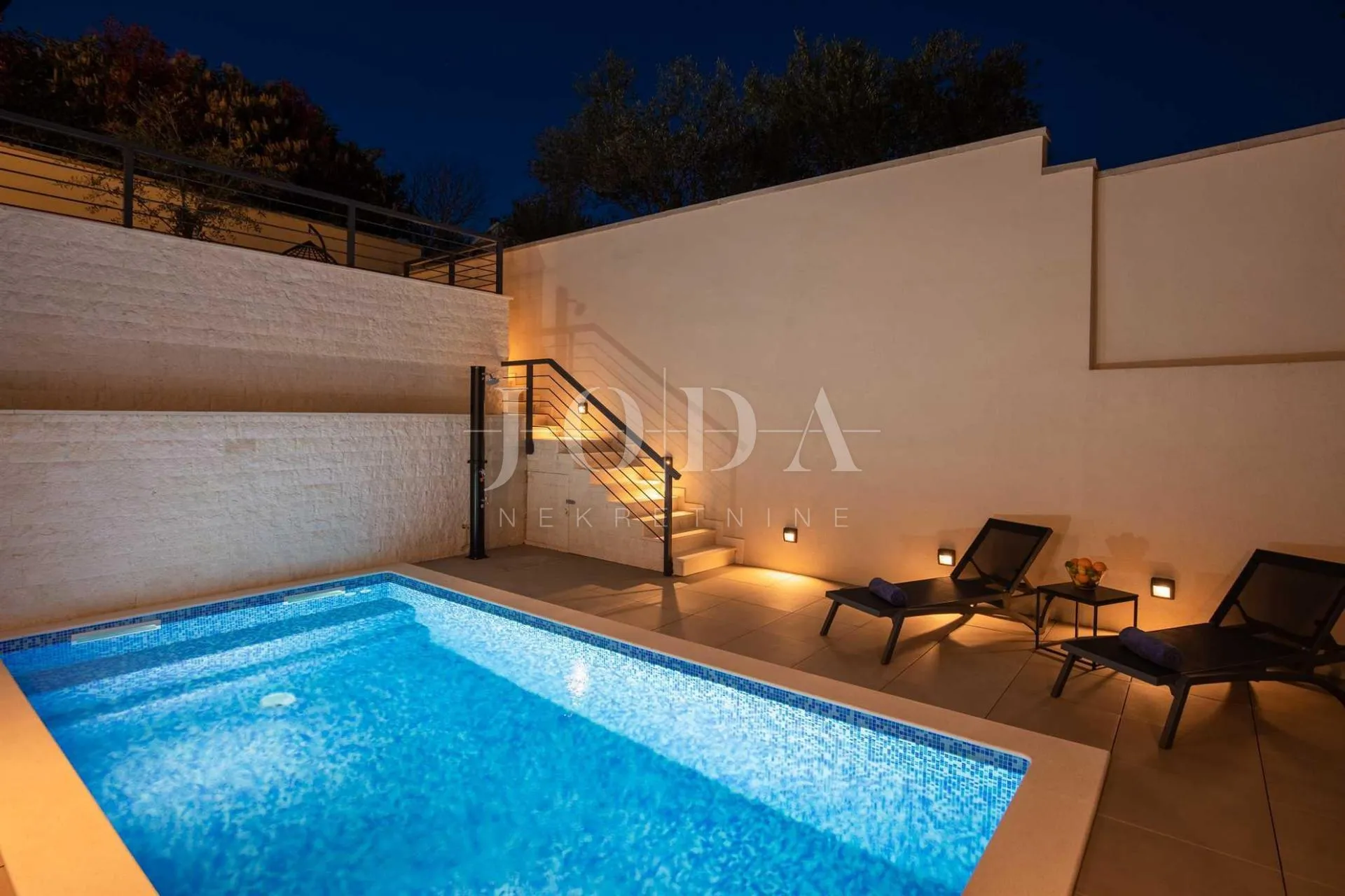 Dizajnerski dvoetažni apartman s bazenom i pogledom na more - cover