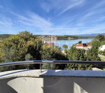 Apartman u drugom redu s otvorenim pogledom - cover
