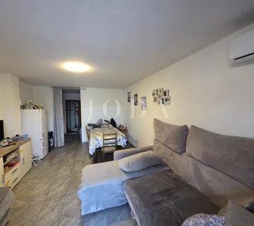 Novi Vinodolski, dvoetažni stan, 220m od mora - cover