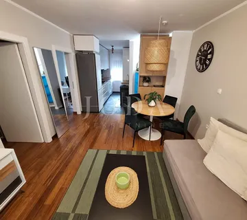 Rijeka - Uređen i namješten 2-sobni stan s loggiom – mirna ulica, blizina kampusa - cover