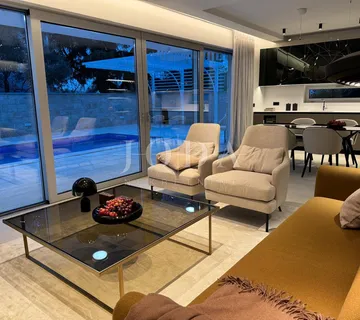 Moderan apartman s bazenom, novogradnja grad Krk - cover