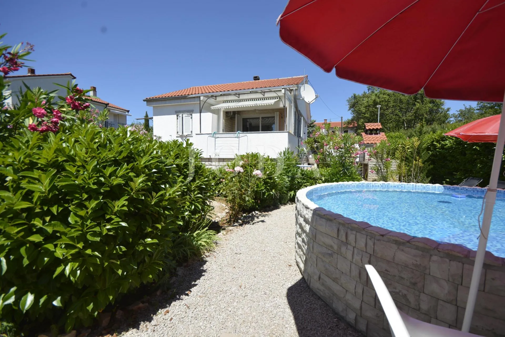 Lijepa samostojeća kuća s velikom uređenom okućnicom, mirna lokacija! - cover