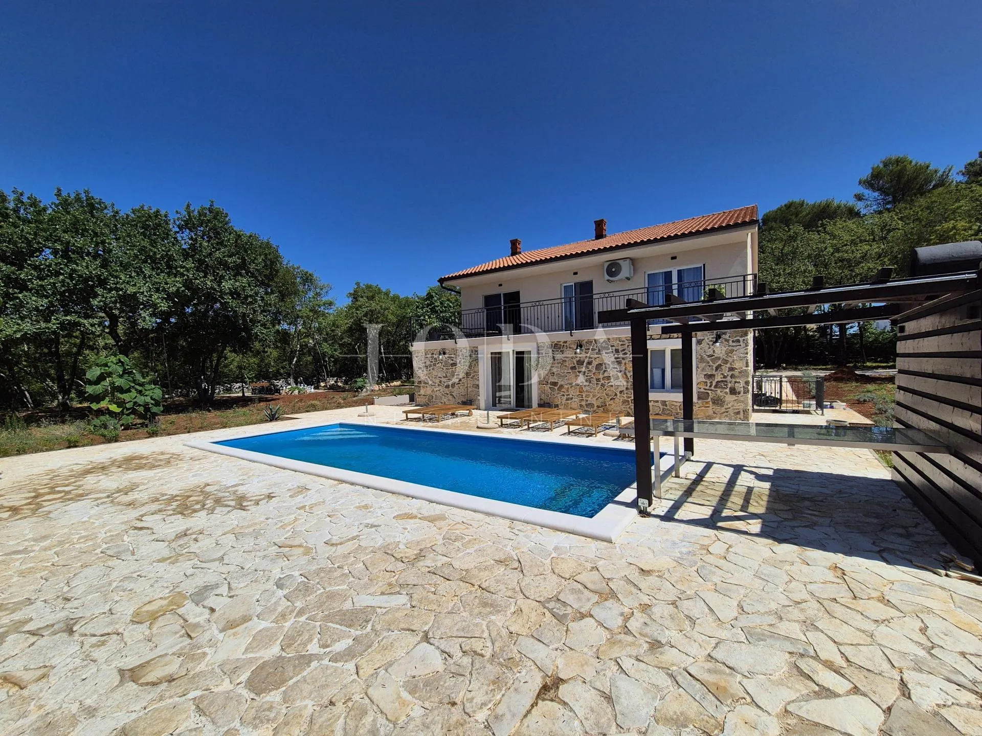 Kuća s bazenom u fazi renovacije, otok Krk - cover