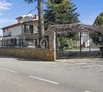 Ližnjan, kuća sa tri stambene jedinice  - cover