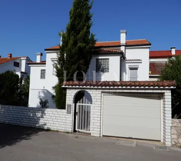 Prostrana kuća s 4 stana - Malinska - cover