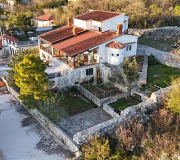 Ekskluzivna kuća u Jadranovu s bazenom, pogledom na more i velikom parcelom - cover