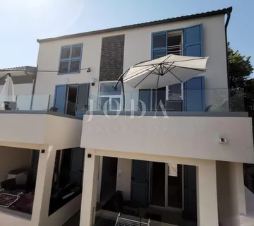 CRIKVENICA, stan u prizemlju zgrade sa dvije terase - cover