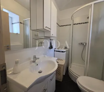 Crikvenica, zaleđe, kuća sa tri stambne jedinice i garažom - cover