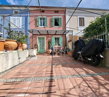 Omišalj - renovirana kuća s dvorištem u starom gradu  - cover