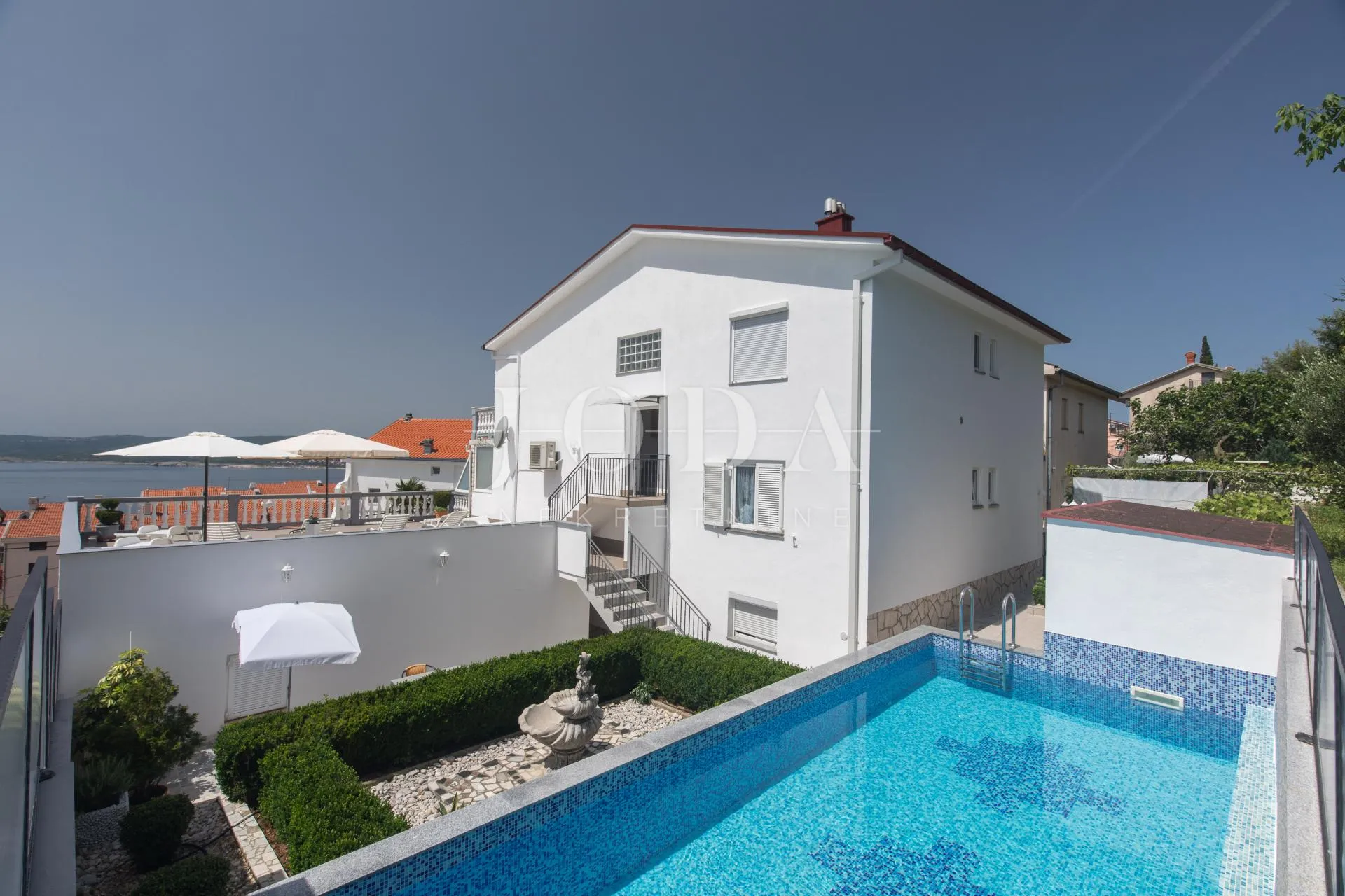 Kuća sa 6 apartmana i bazenom - cover