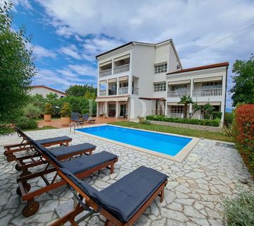 Otok Krk - Malinska, luksuzna villa s devet apartmana - cover