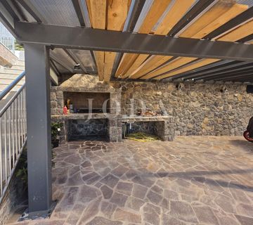 Crikvenica- Kuća sa više apartmana u blizini centra  - cover