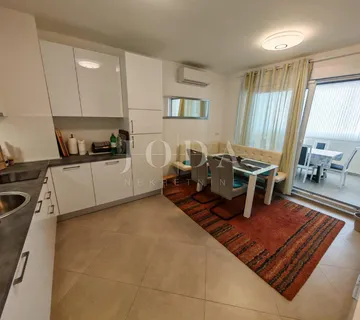 Stan s okućnicom i pogledom na more - cover