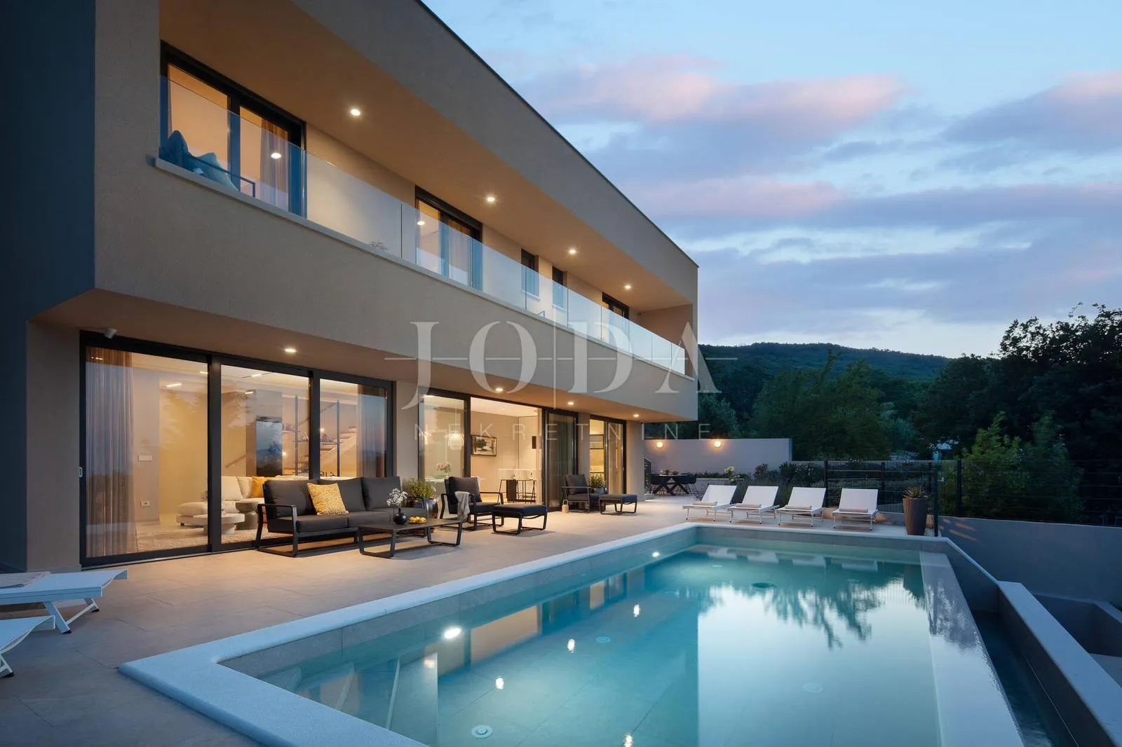 Luksuzna vila s očaravajućim pogledom na more  - cover