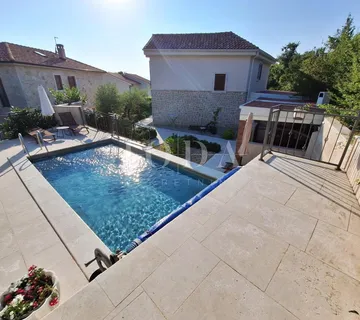 Kompletno opremljena kuća s bazenom u mirnom okruženju - cover