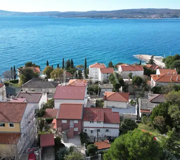 Kuća sa tri apartmana na top lokaciji - cover