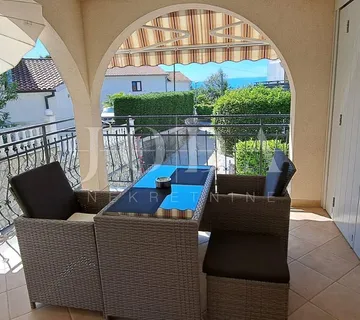 Malinska – apartman u visokom prizemlju u blizini plaže - cover