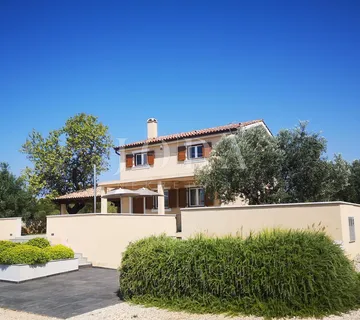 Lijepa kuća sa prostranom uređenom okućnicom i bazenom,pogled more FAŽANA - cover