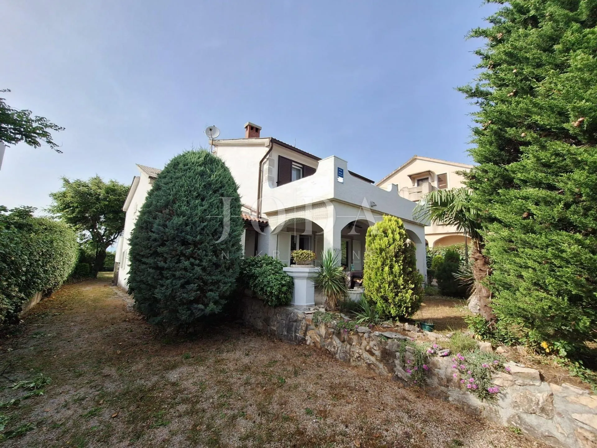 Otok Krk - Linardići - apartmanska kuća na velikom zemljištu - cover