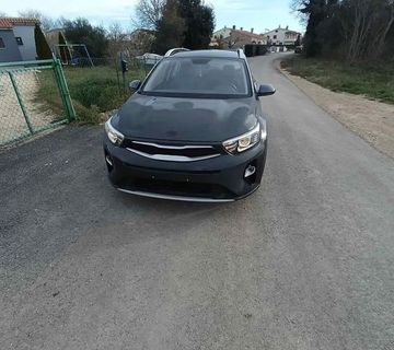 Prodaje se Kia Stonic...4600km..9.000eu - cover