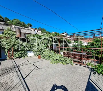 Novi Vinodolski - kuća s poslovnim prostorom - 200m od mora - cover