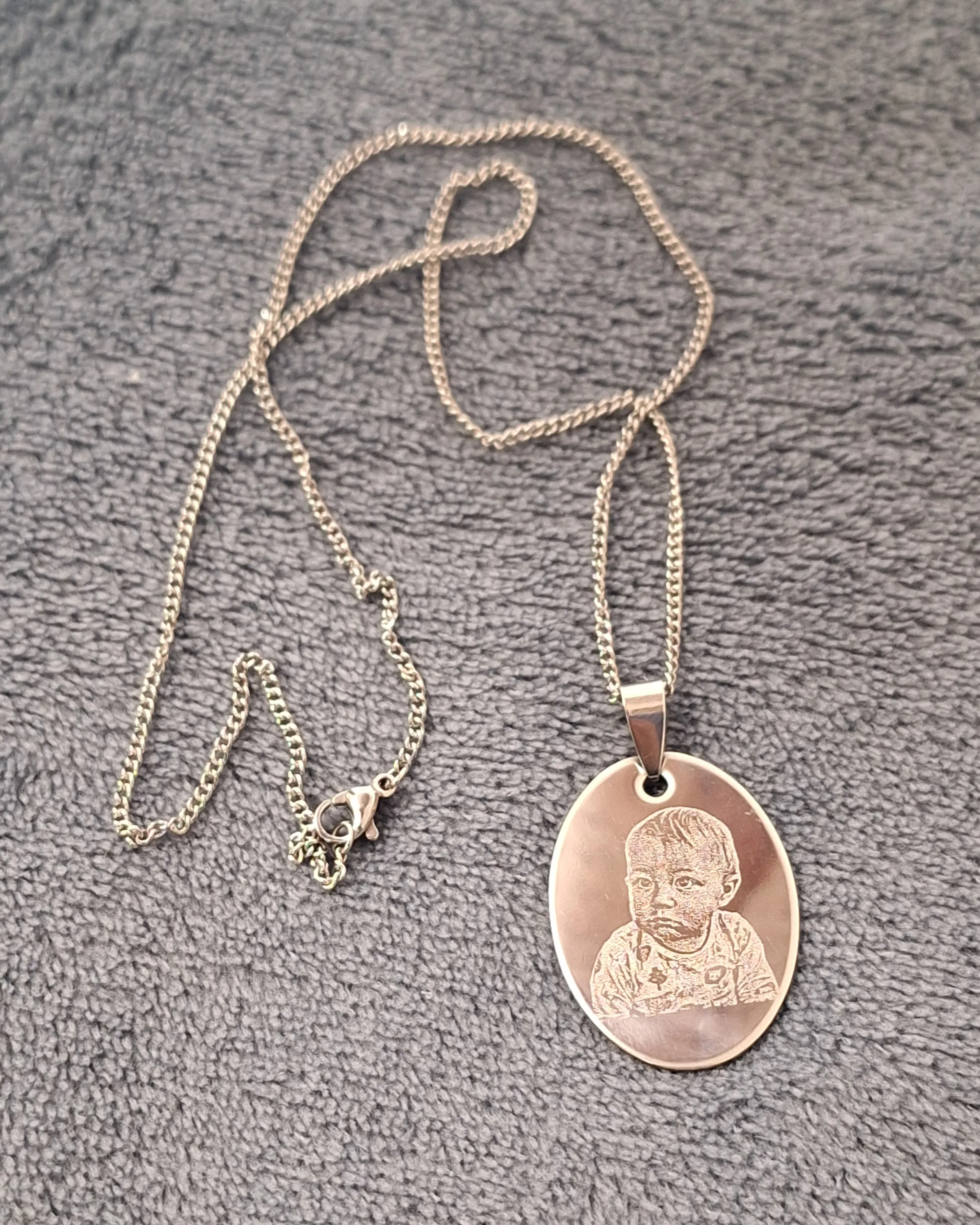 Lančić s ovalnim privjeskom - cover